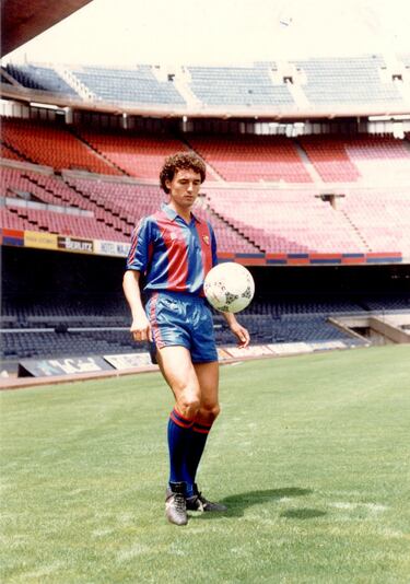 Vistió la camiseta del Sevilla entre 1982 y 1988. Jugó con el Barcelona cinco temporadas entre 1988 y 1993.