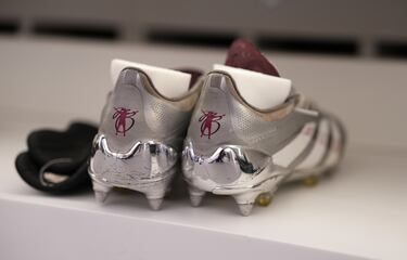 Detalle de las botas de fútbol de Jude Bellingham antes del partido de la primera jornada de la fase de la UEFA Champions League 2025/26 entre el Real Madrid C.F. y el Olympique de Marsella en el Estadio Santiago Bernabéu.