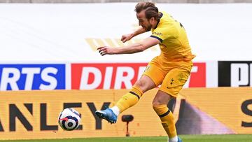 El delantero inglés Harry Kane dispara a puerta en el Newcastle-Totteham de la Premier League.