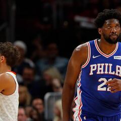 Volvió el monstruo Embiid para sofocar la rebelión de los Hawks