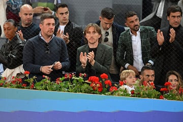 Borja Couce, Sergio Reguilón, Luka Modric, David Villa y Raúl González durante el partido que los tenistas Andréi Rublevv y Carlos Alcaraz disputaron en el Mutua Madrid Open.