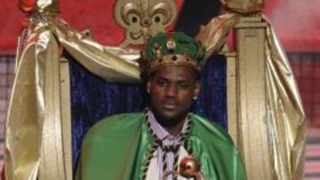 LeBron James, disfrazo de rey, durante un acto en 2007.