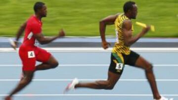 Usain Bolt precede al estadounidense Justin Gatlin en el relevo 4x100 metros de los últimos Mundiales, celebrados en Moscú 2013.