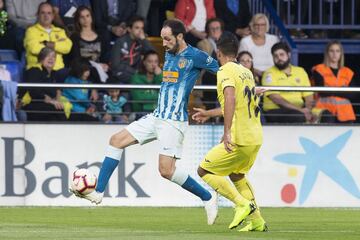 El jugador rojiblanco Juanfran controla el balón ante el jugador del Villarreal Jaume Costa. 