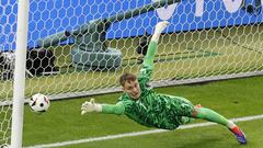 Berlin (Germany), 06/07/2024.- Goalkeeper Bart Verbruggen of the Netherlands in action as the ball his the post during the UEFA EURO 2024 quarter-finals soccer match between Netherlands and Turkey, in Berlin, Germany, 06 July 2024. (Alemania, Países Bajos; Holanda, Turquía) EFE/EPA/ROBERT GHEMENT
