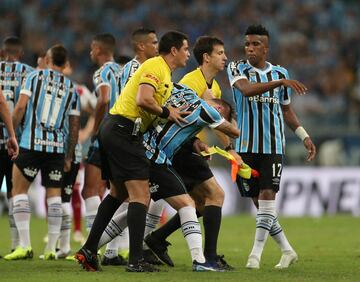 El zaguero brasileño fue expulsado del partido ante River por el árbitro uruguayo Andrés Cunha.