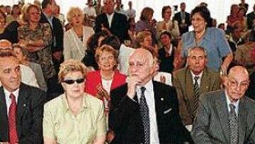 <b>ANIVERSARIO</B>. Joan Gaspart, Nicolau Casaus y Francesc Miró-Sans, en el 44º cumpleaños del estadio.