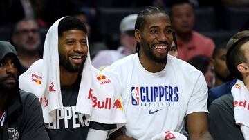 Kawhi Leonard, junto a Paul George durante un partido de la NBA con Los Ángeles Clippers