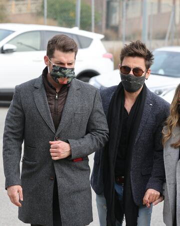 David Bustamante, Manu tenorio, Verónica y Javian llegando al funeral de Álex Casademunt