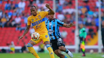 MEX2360. QUERÉTARO (MÉXICO), 16/04/2023.- Jonathan Perlaza (atrás) del Querétaro disputa un balón con Luis Quiñones (frente) del Tigres durante un partido por la jornada 15 del torneo Clausura 2023 del fútbol mexicano hoy, en el estadio La Corregidora de la ciudad de Querétaro (México). EFE/Víctor Cruz
