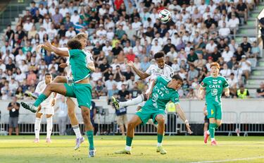 Tras varios avisos seguidos, el Real Madrid derrumba la puerta del gol. Gran testarazo el que enganchó Militao, para crear una parábola perfecta y superar a Stejskal.