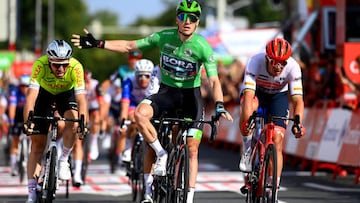 Sam Bennett bate a Mads Pedersen y Daniel Mclay en el esprint masivo de Breda, segunda etapa de la Vuelta a España 2022.