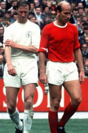 Jack era defensor de Leeds United y Bobby una leyenda de Manchester United cuando se enfrentaron en el terreno de juego.