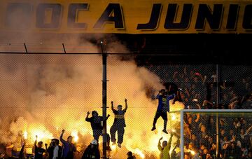 La 12 es el nombre de la barra brava de Boca Juniors de Argentina. Nacieron en 1925 en la primera gira del equipo en su historia. En ella , junto a los jugadores y cuerpo técnico viajó un hincha y se le denominó Primer Jugador Número Doce. Tienen una fuerte rivalidad con Los Borrachos del Tablón y La Barra Del Rojo. Han sido responsables de tiroteos, saqueos y robos, además de haber disputado numerosos enfrentamientos con la policía tanto fuera como dentro del estadio.