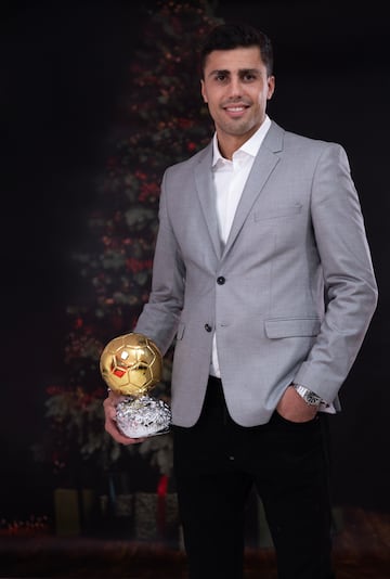 Rodri poses with the Ballon d'Or which illustrates a magical year for him.