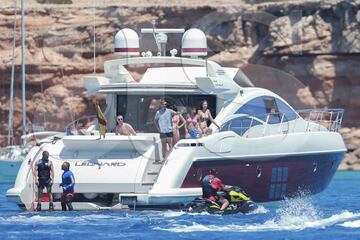 Theo Hernández y su novia Adriana Pozueco de vacaciones en Ibiza.
 