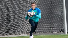 Iñaki Peña, en un entrenamiento con el Barça.