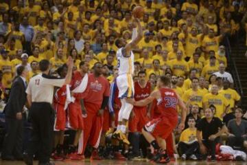 La jugada del, casi, 3+1 de Iguodala. Falló el tiro libre.