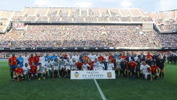 Los dos equipos posan antes del comienzo del encuentro. 