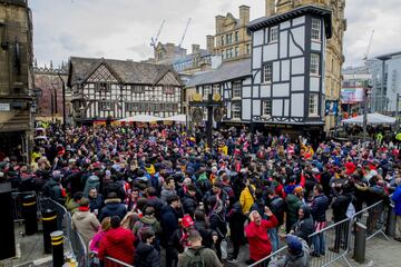 Un gran n¨²mero de aficionados del Atl¨¦tico de Madrid han dado color en el d¨ªa de hoy a las calles de la ciudad inglesa a la espera del partido de cuartos de esta noche.
