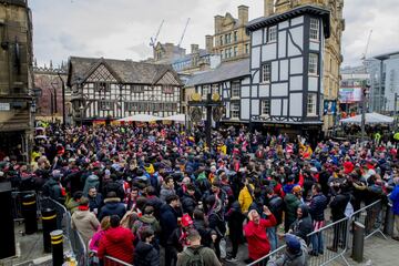 Un gran número de aficionados del Atlético de Madrid han dado color en el día de hoy a las calles de la ciudad inglesa a la espera del partido de cuartos de esta noche.