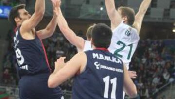 <b>SOBREPASADOS. </b>San Emeterio lanza a canasta ante Zoric.