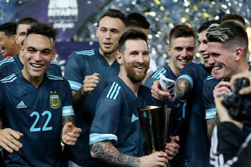 Lionel Messi celebrando el trofeo junto a Lautaro Martínez y compañeros de equipo después del partido