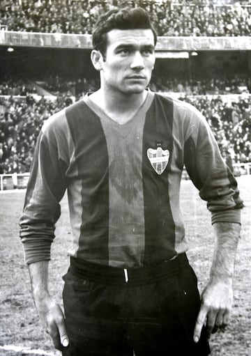 En la temporada 1962-63 fichó en el Levante UD que estaba en Segunda División y al acabar el año subió el equipo a Primera División.