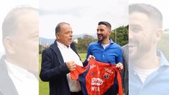 David Villa visita la sede del Medellín y recibe su camiseta