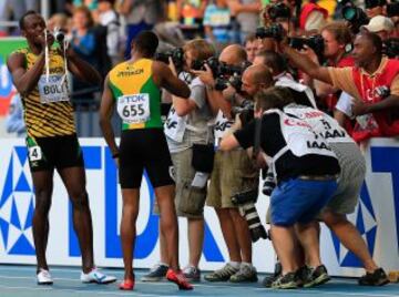 Usain Bolt bromea con los fotógrafos después de la final de 200 metros.