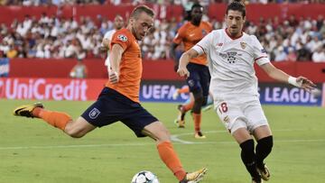 GRA269. SEVILLA, 22/08/2017.- El centrocampista bosnio Edin Vista (i), del Istanbul Basaksehir Fk, y el defensa Sergio Escudero, del Sevilla FC., durante el partido de vuelta de la &uacute;ltima ronda previa de la Liga de Campeones que se disputa en el estadio Ram&oacute;n S&aacute;nchez Pizju&aacute;n de Sevilla. EFE/Ra&uacute;l Caro