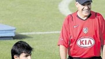 <b>MIRA A EUROPA. </b>Aguirre, ayer en su segunda sesión en el Atlético.