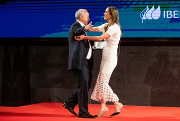 La nadadora barcelonesa de 32 años anunció el final de su carrera profesional tras 16 años en un acto en la sede del COE en el que ha estado arropada por compañeras y amigos. En la foto, Ona se abraza con Alejandro Blanco, presidente del COE. 