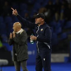 Schreuder señala a sus futbolistas por falta de disciplina tras la dura derrota en Riazor
