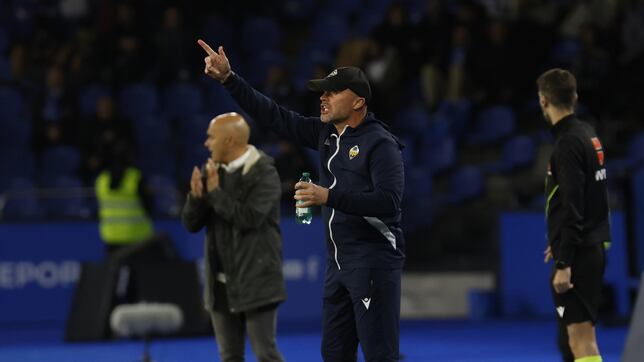 Schreuder señala a sus futbolistas por falta de disciplina tras la dura derrota en Riazor