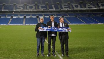 Roberto Olabe y Aperribay presentan a Alguacil como nuevo entrenador de la Real Sociedad.