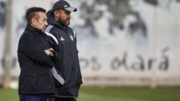 Peter Lim con Nuno en un entrenamiento del Valencia.
