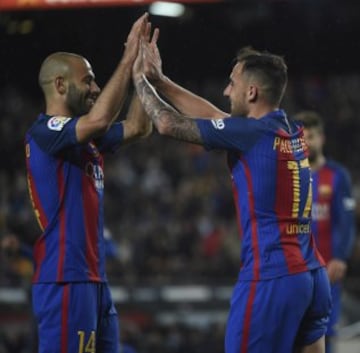 Paco Alcácer celebra el 5-1 con Mascherano.