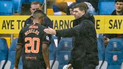 Alfredo Morelos y Steven Gerrard en un partido de Rangers.