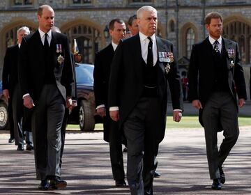 El príncipe Guillermo de Gran Bretaña, el duque de Cambridge, el príncipe Enrique de Gran Bretaña, el duque de Sussex y miembros de la familia real caminan detrás del coche fúnebre.