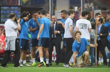 Último entrenamiento del Real Madrid antes de la final. Roberto Carlos, ex-jugdor del conjunto blanco.