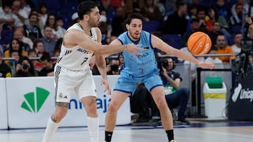MADRID, 20/04/2025.- Facu Campazo, del Real Madrid, y Enzo Goudou-Shinha (d), del Morabanc Andorra, durante el partido de la jornada 28 de la Liga Endesa disputado este domingo en Madrid. EFE/Zipi Aragón