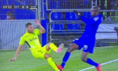 Iturralde, sobre un posible penalti de Demb¨¦l¨¦ a Maksimovic: "Le derriba"