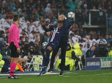 Choque fortuito con el entrenador francés Zinedine Zidane cuando este entrenaba al conjunto blanco. 