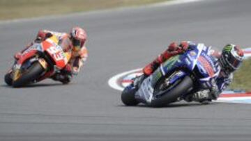 Lorenzo rueda por delante de M&aacute;rquez durante la carrera que ha ganado.