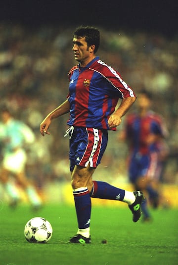 El jugador rumano milit車 en el Barcelona desde 1994 hasta 1996. El dorsal '10' lo llev車 en la temporada 94/95.