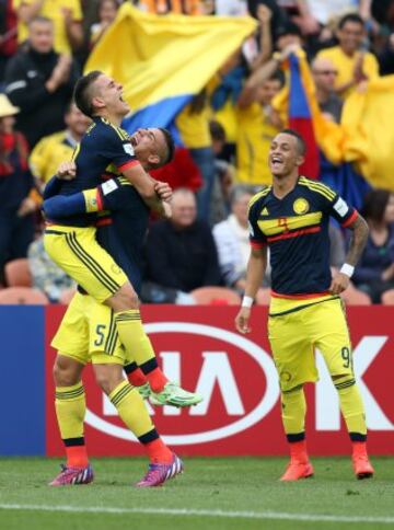 Colombia's Santos Boore (L), Juan Quintero (2nd L) and Joao Rodriguez (R) celebrate a goal by Rodriguez during the FIFA Under-20 World Cup football match between Qatar and Colombia in Hamilton on May 31, 2015.\xA0       AFP PHOTO / Michael Bradley