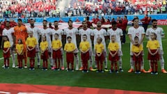 Los jugadores de Ir&aacute;n, momentos antes de escuchar el himno de su pa&iacute;s en el partido de su debut en este Mundial de Rusia ante Marruecos.