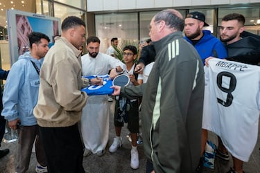 Mbappé firmó camisetas y se hizo fotos con los aficionados que lo esperaron en el aeropuerto de Yeda. 
