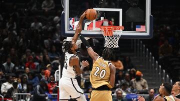 Nic Claxton, pívot de Brooklyn Nets, recibe la falta de Alex Sarr, de Washington Wizards.